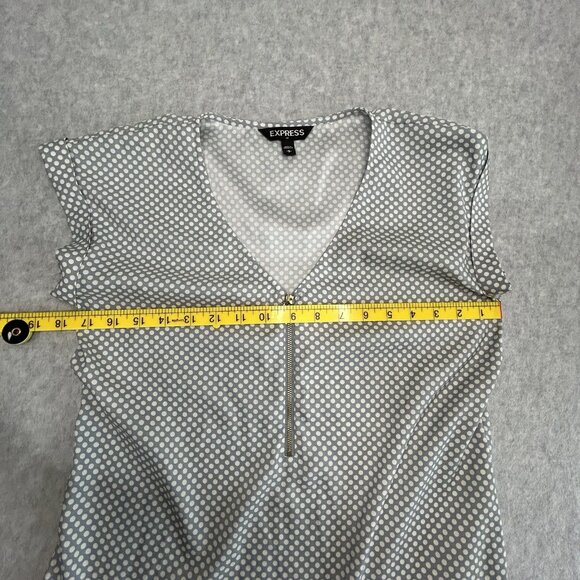 EXPRESS Satiny Polkadot Blouse SP Bluish Gray White 1/4 Zip V-Neck Cap Sleeve - Picture 9 of 9